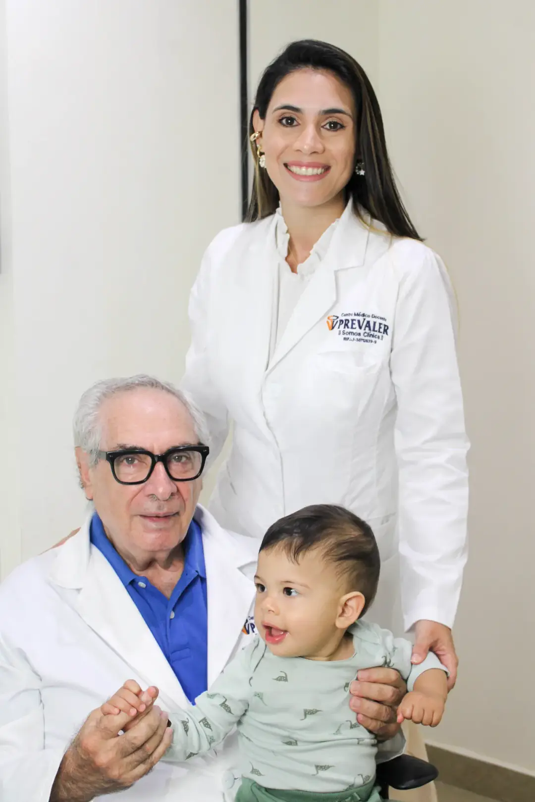 Médicos de Prevaler con un paciente pediátrico