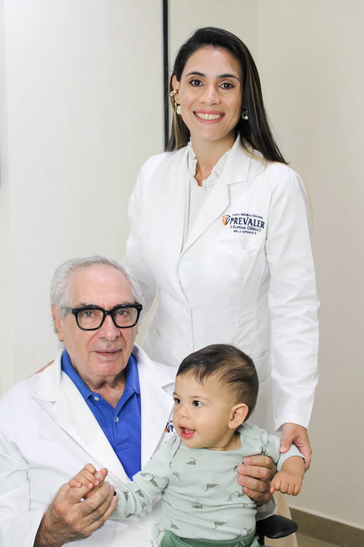 Médicos de Prevaler con un paciente pediátrico
